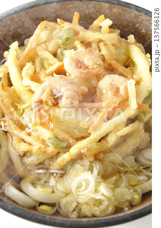海老と野菜の熱々かき揚げうどんを白背景で撮影 137566126