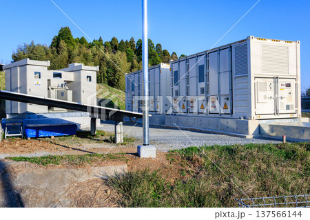 一体型キュービクル変電設備とコンテナ型蓄電池の併設風景 一体型キュービクル変電設備とコンテナ型蓄電池の併設風景 137566144
