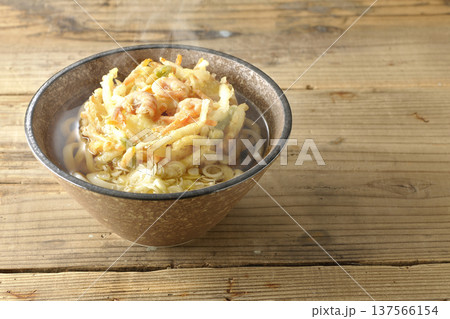 海老と野菜の熱々かき揚げうどん 137566154