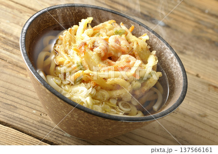 海老と野菜の熱々かき揚げうどん 137566161