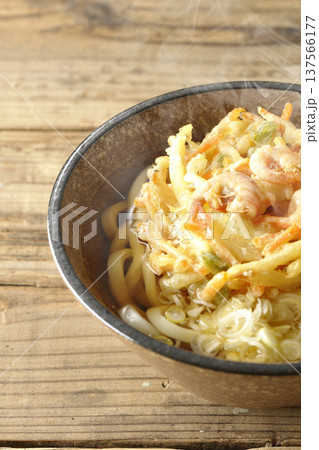海老と野菜の熱々かき揚げうどん 137566177