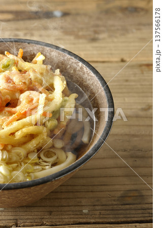 海老と野菜の熱々かき揚げうどん 137566178