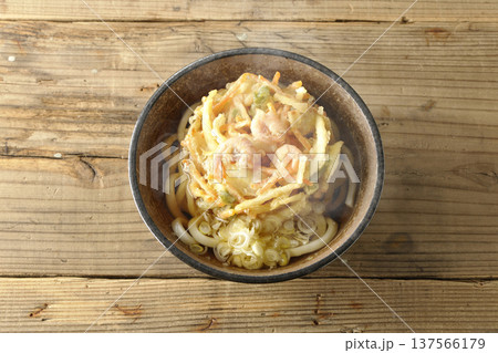 海老と野菜の熱々かき揚げうどん 137566179