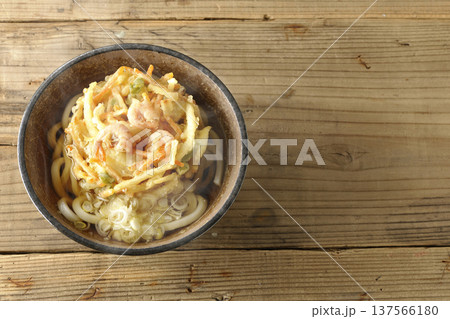 海老と野菜の熱々かき揚げうどん 137566180