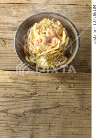 海老と野菜の熱々かき揚げうどん 海老と野菜の熱々かき揚げうどん 137566184