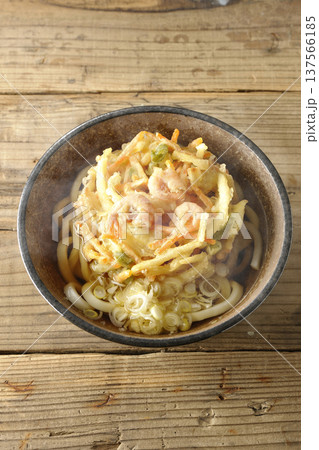 海老と野菜の熱々かき揚げうどん 137566185