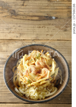 海老と野菜の熱々かき揚げうどん 海老と野菜の熱々かき揚げうどん 137566186