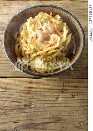 海老と野菜の熱々かき揚げうどん 137566187