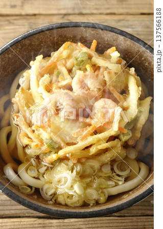 海老と野菜の熱々かき揚げうどん 海老と野菜の熱々かき揚げうどん 137566188