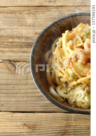 海老と野菜の熱々かき揚げうどん 海老と野菜の熱々かき揚げうどん 137566191