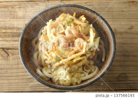 海老と野菜の熱々かき揚げうどん 137566193