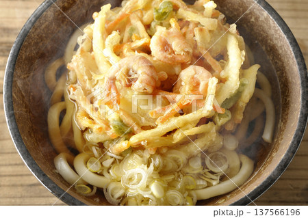 海老と野菜の熱々かき揚げうどん 137566196