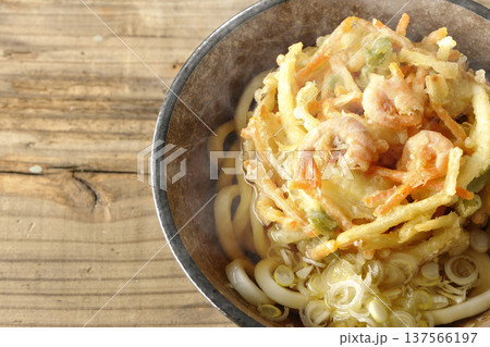海老と野菜の熱々かき揚げうどん 海老と野菜の熱々かき揚げうどん 137566197