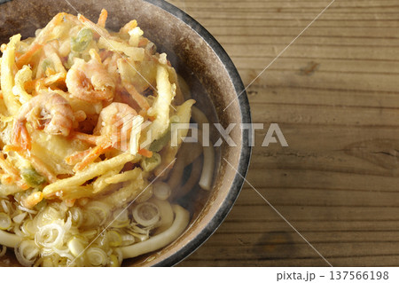 海老と野菜の熱々かき揚げうどん 海老と野菜の熱々かき揚げうどん 137566198