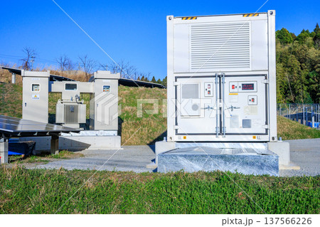 一体型キュービクル変電設備とコンテナ型蓄電池の併設風景 一体型キュービクル変電設備とコンテナ型蓄電池の併設風景 137566226