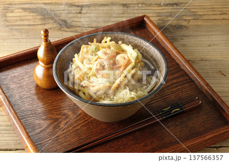 海老と野菜の熱々かき揚げうどん 137566357