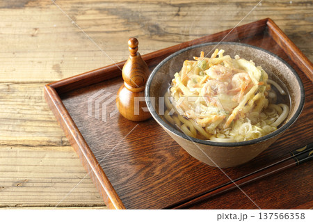 海老と野菜の熱々かき揚げうどん 海老と野菜の熱々かき揚げうどん 137566358