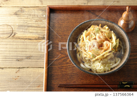 海老と野菜の熱々かき揚げうどん 137566364