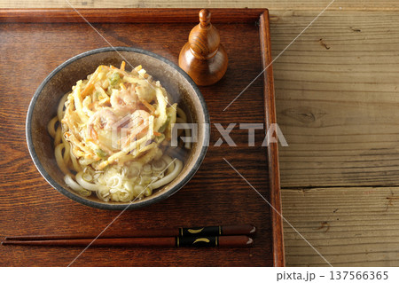 海老と野菜の熱々かき揚げうどん 137566365