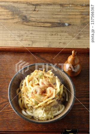 海老と野菜の熱々かき揚げうどん 137566367