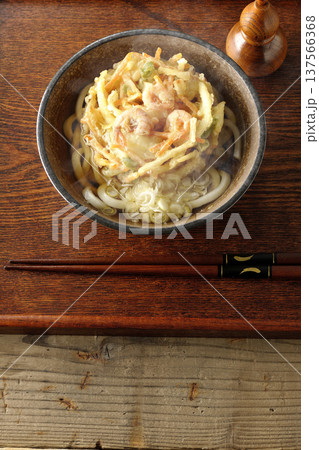 海老と野菜の熱々かき揚げうどん 海老と野菜の熱々かき揚げうどん 137566368