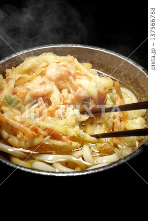 海老と野菜の熱々かき揚げうどん 海老と野菜の熱々かき揚げうどん 137566788