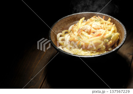 海老と野菜の熱々かき揚げうどん 海老と野菜の熱々かき揚げうどん 137567229