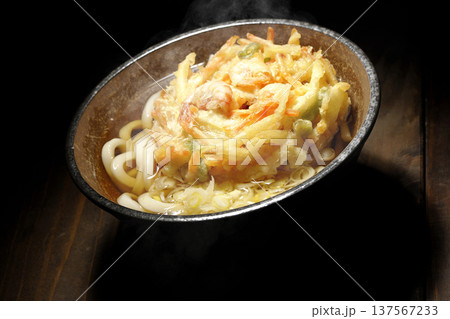 海老と野菜の熱々かき揚げうどん 137567233