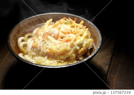 海老と野菜の熱々かき揚げうどん 海老と野菜の熱々かき揚げうどん 137567239