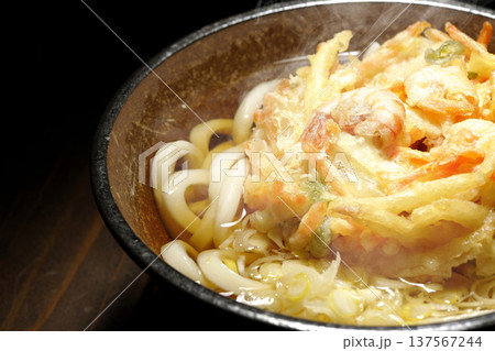 海老と野菜の熱々かき揚げうどん 137567244