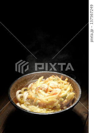 海老と野菜の熱々かき揚げうどん 137567249