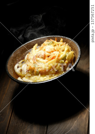 海老と野菜の熱々かき揚げうどん 海老と野菜の熱々かき揚げうどん 137567251