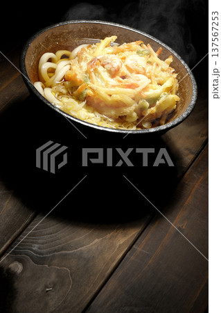 海老と野菜の熱々かき揚げうどん 137567253
