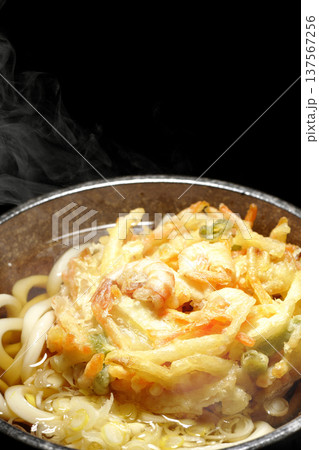 海老と野菜の熱々かき揚げうどん 海老と野菜の熱々かき揚げうどん 137567256
