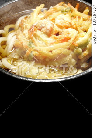 海老と野菜の熱々かき揚げうどん 海老と野菜の熱々かき揚げうどん 137567257