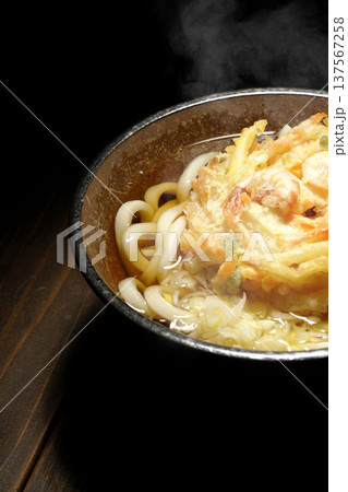 海老と野菜の熱々かき揚げうどん 137567258