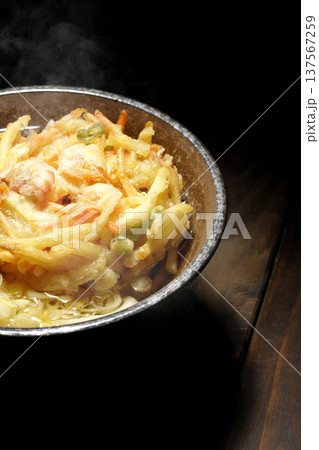 海老と野菜の熱々かき揚げうどん 137567259