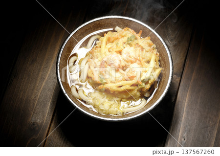 海老と野菜の熱々かき揚げうどん 137567260
