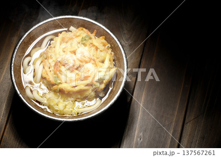 海老と野菜の熱々かき揚げうどん 137567261