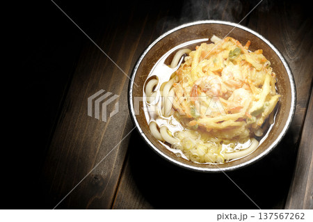 海老と野菜の熱々かき揚げうどん 海老と野菜の熱々かき揚げうどん 137567262