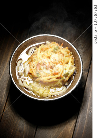 海老と野菜の熱々かき揚げうどん 137567263