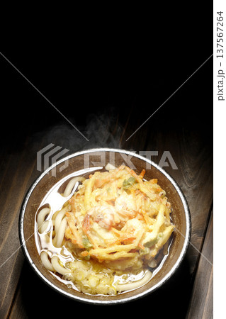 海老と野菜の熱々かき揚げうどん 137567264