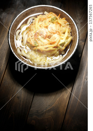 海老と野菜の熱々かき揚げうどん 海老と野菜の熱々かき揚げうどん 137567265