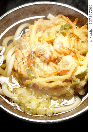 海老と野菜の熱々かき揚げうどん 海老と野菜の熱々かき揚げうどん 137567269