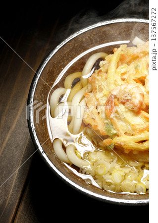 海老と野菜の熱々かき揚げうどん 海老と野菜の熱々かき揚げうどん 137567272