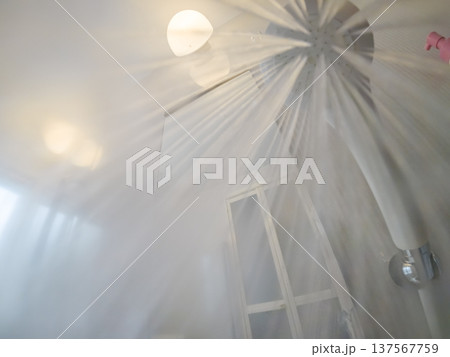 シャワーを浴びる（POV撮影） 137567759