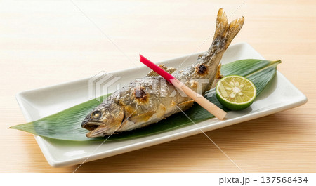 香ばしく焼き上げた鮎の塩焼きとすだち、夏の味覚 137568434
