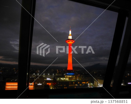 ライトアップされた夜のタワー ライトアップされた夜のタワー 137568851