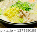 湯気立つ白いスープの鍋料理 野菜と麺を煮込む冬のあたたかい食卓 137569199