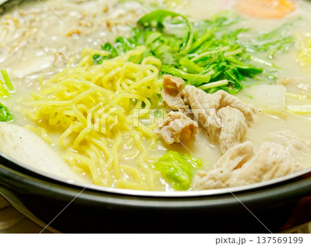 湯気立つ白いスープの鍋料理 野菜と麺を煮込む冬のあたたかい食卓 137569199